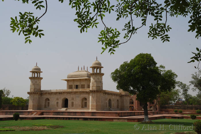Itimad-ud-Daulah&rsquo;s tomb